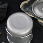 Taza plegable de titanio para acampar y viajar.