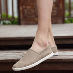 Mocasines casuales transpirables de lona blanca para hombre.