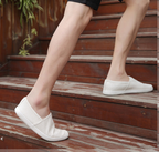 Mocasines casuales transpirables de lona blanca para hombre.